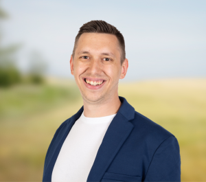 Beab53qtSylp-Square-billede-med-baggrund-Simon-Burkarl-Venstre-Varde