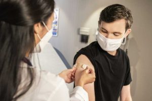 Lægemiddelindustrien efterlyser stærkere vaccinationsindsats før efteråret