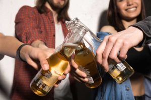 Tre ud af fire unge oplever pres for at drikke alkohol i sociale sammenhænge